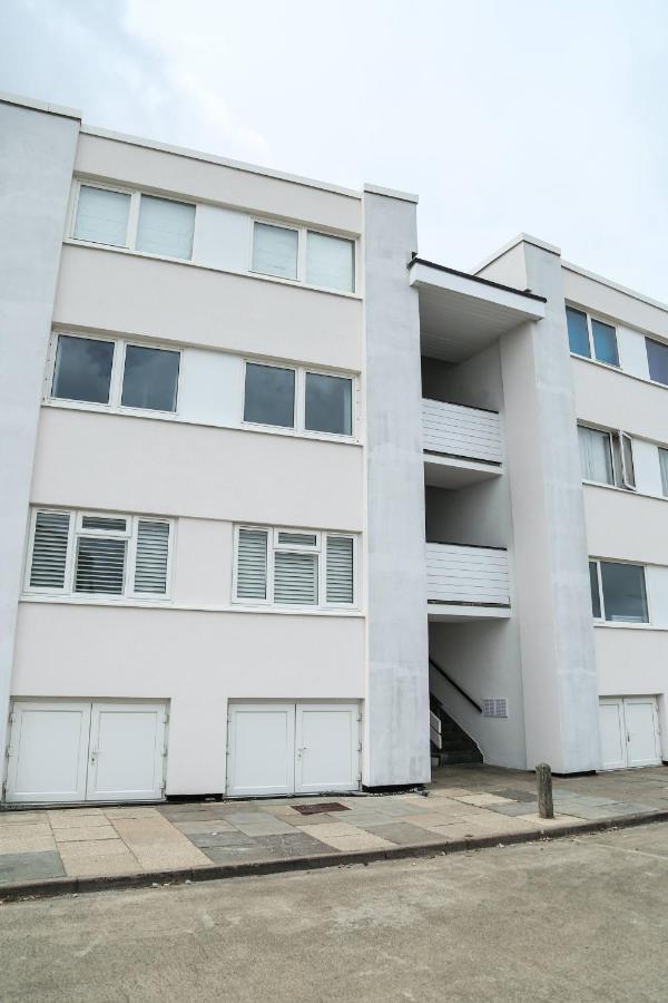 Tides - Beach Front Apartment In Bracklesham Bay Чічестер Екстер'єр фото